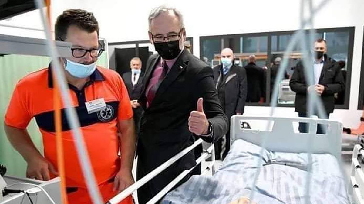 Adam Niedzielski został sfotografowany w szpitalu w niecodziennej sytuacji