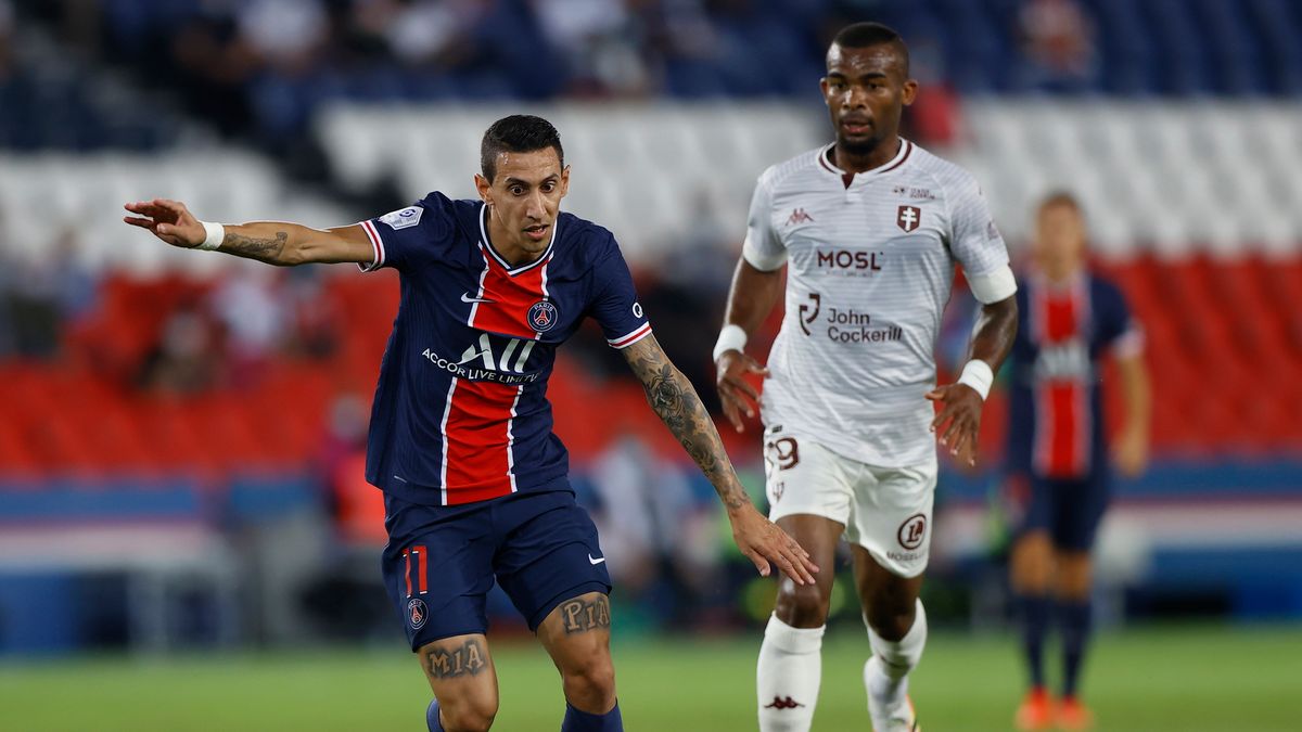 PAP/EPA / IAN LANGSDON / Na zdjęciu: Angel Di Maria (z lewej) i Habib Maiga (z prawej)