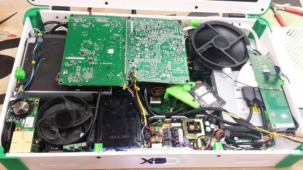 Xbook Duo - ciąg dalszy konsolowych eksperymentów. Xbox One i Xbox 360 zamknięte w laptopie 3
