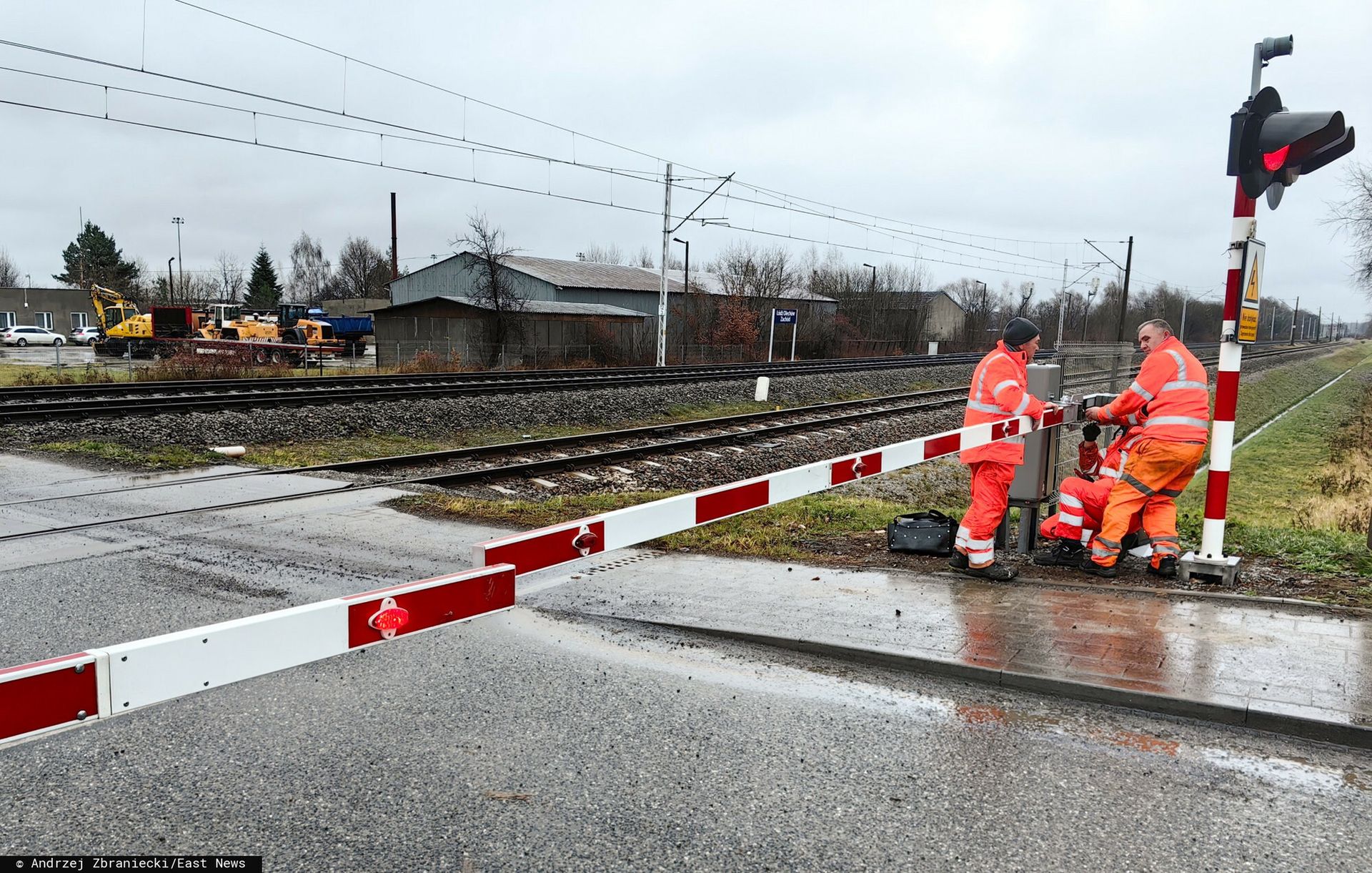 wiadomości,aktualności,WP Wiadomości Incydent na kolei. Pociąg przejechał przy podniesionych rogatkach