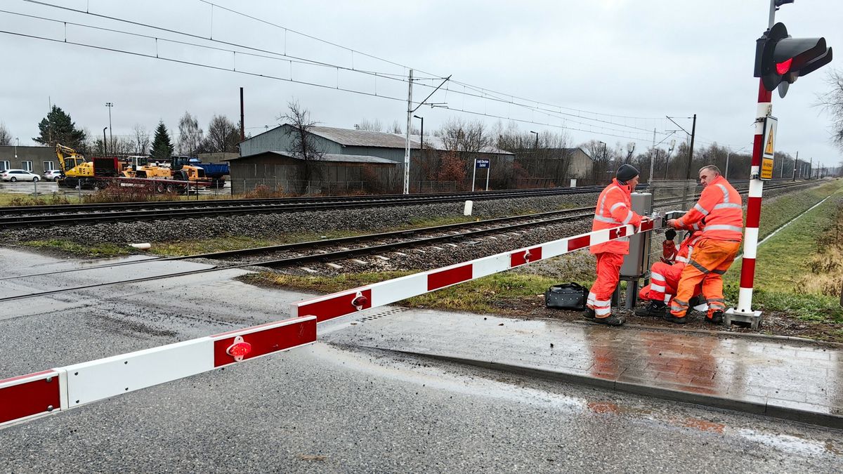 Zatrzymaj si? przed torem - nie ryzykuj!
Fot. Andrzej Zbraniecki/East News, Lodz, 21.12.2023. Pokaz wylamania rogatki w sytuacji zagrozenia na przejezdzie kolejowo-drogowym. Dzialanie realizowane jest w ramach kampanii  "Bezpieczny Przejazd".
Andrzej Zbraniecki