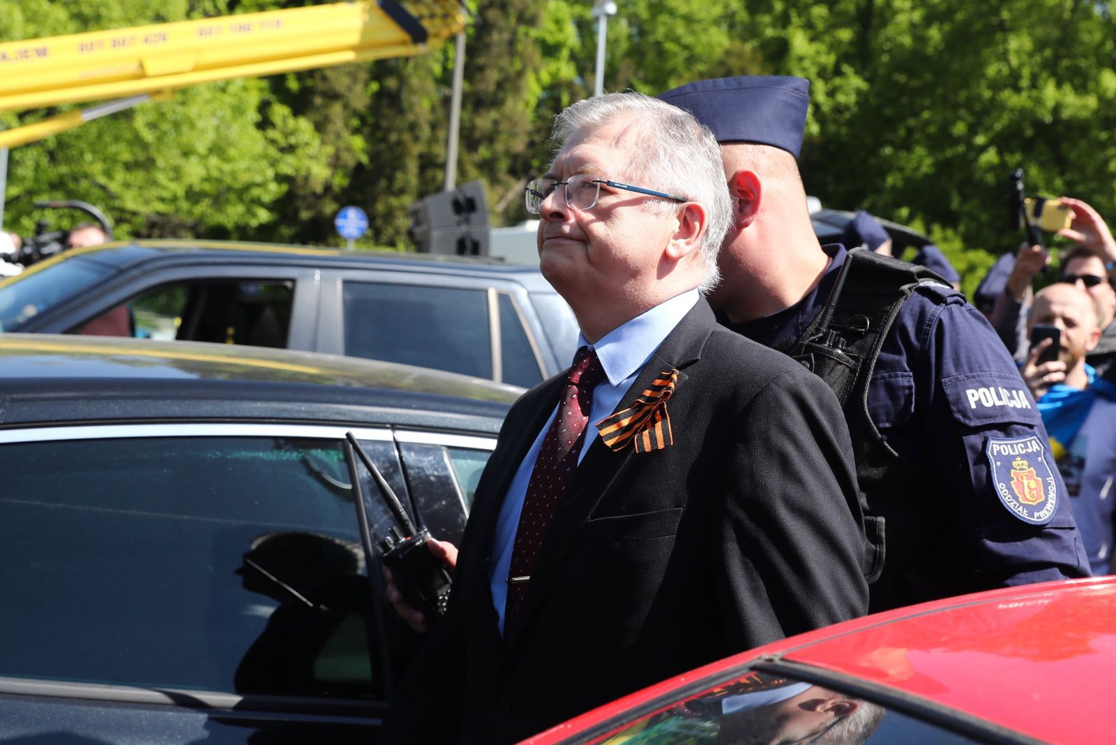 Ambasador Federacji Rosyjskiej w Polsce Siergiej Andiejew próbował złożyć kwiaty przed mauzoleum żołnierzy radzieckich