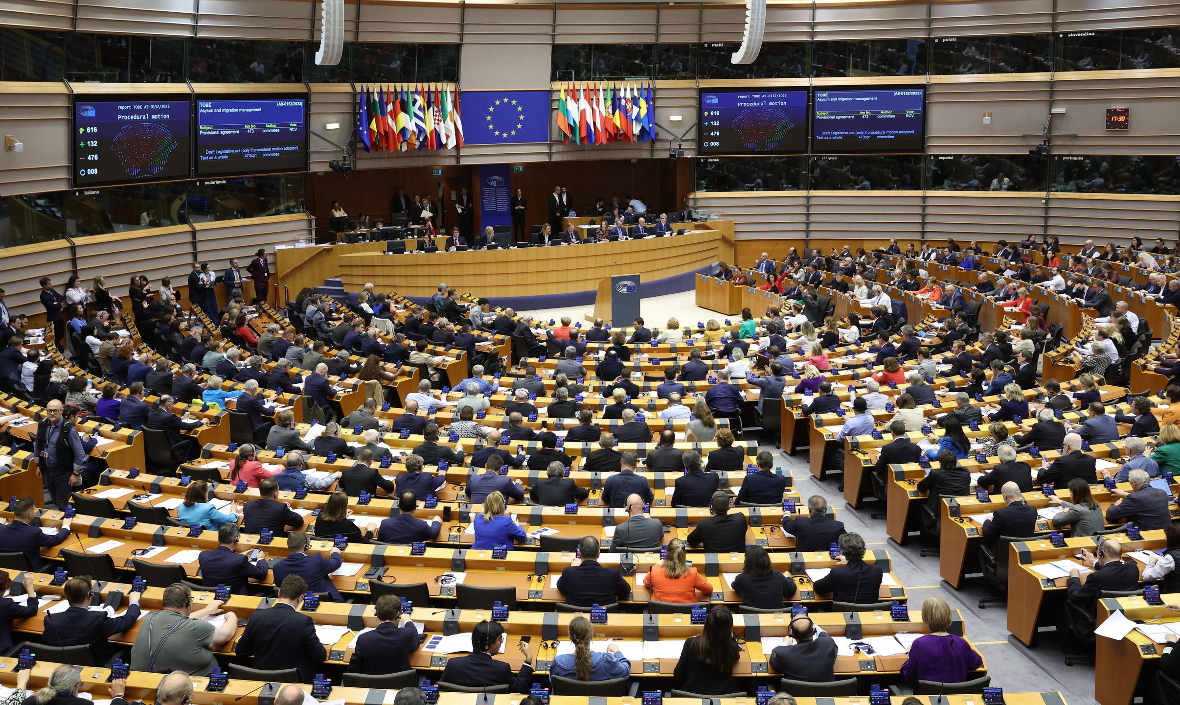 European Parliament approved a reform of EU asylum law
epa11270627 Members of European Parliament vote on an amendment of the Migration and Asylum package during a plenary session at the European Parliament in Brussels, Belgium, 10 April  2024. The European Parliament approved a reform of EU asylum law. Members of European Parliament voted to speed up asylum procedures and facilitate deportations.  EPA/OLIVIER HOSLET 
Dostawca: PAP/EPA.
OLIVIER HOSLET