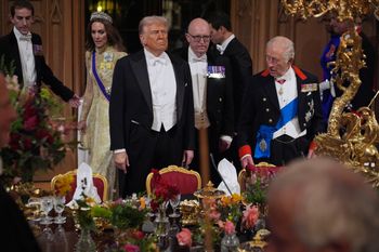 Trump przemawiał na bankiecie. Nagle król Karol wybuchł śmiechem
