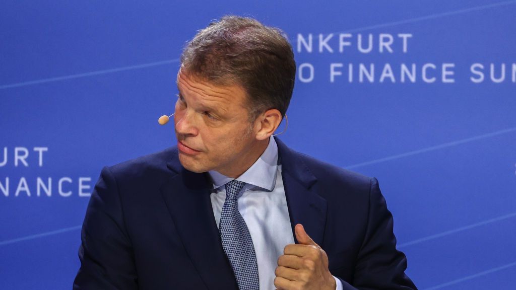 Prezes Deutsche Banku Christian Sewing przestrzegł przed zgubnymi skutkami wysokiej inflacji