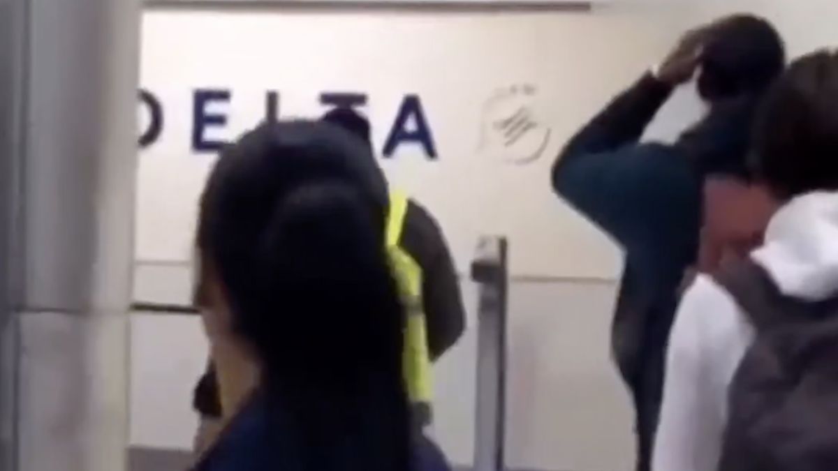 Podróżna rozpyliła na lotnisku gaśnicę przeciwpożarową 