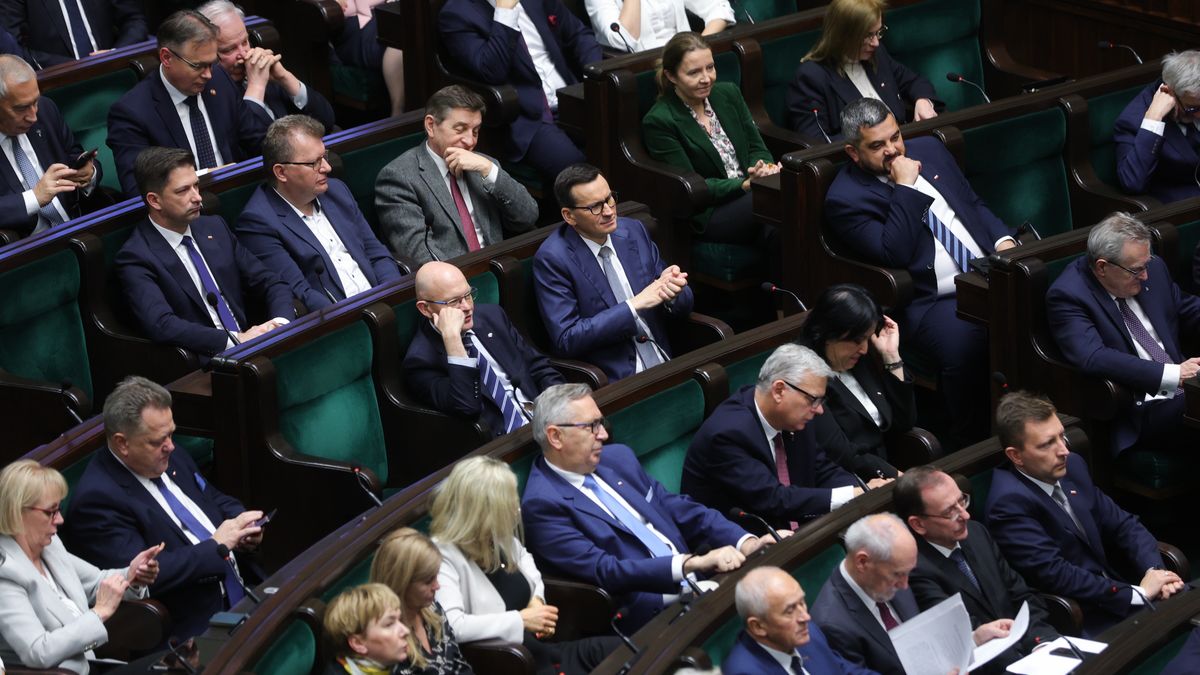 Warszawa, 11.12.2023. Mateusz Morawiecki (C) na sali obrad Sejmu w Warszawie, 11 bm. Posłowie mają się zająć wyborem premiera. (sko) PAP/Rafał Guz