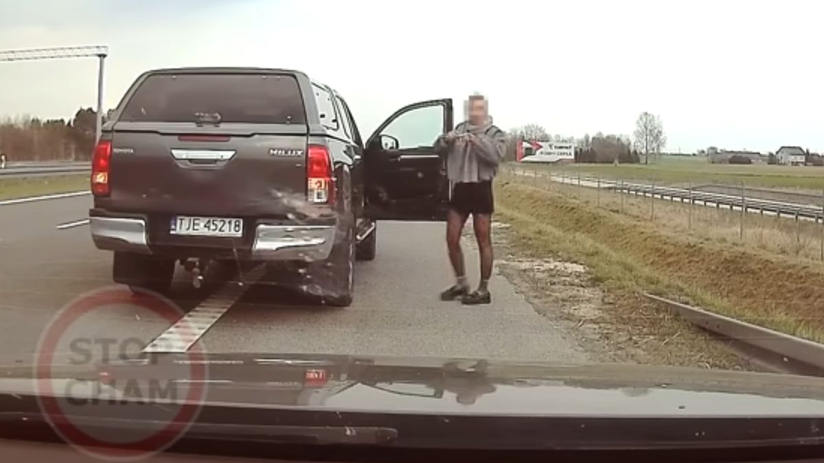 Skandal na S7. Z auta wysiedli kierowca i pasażerka.