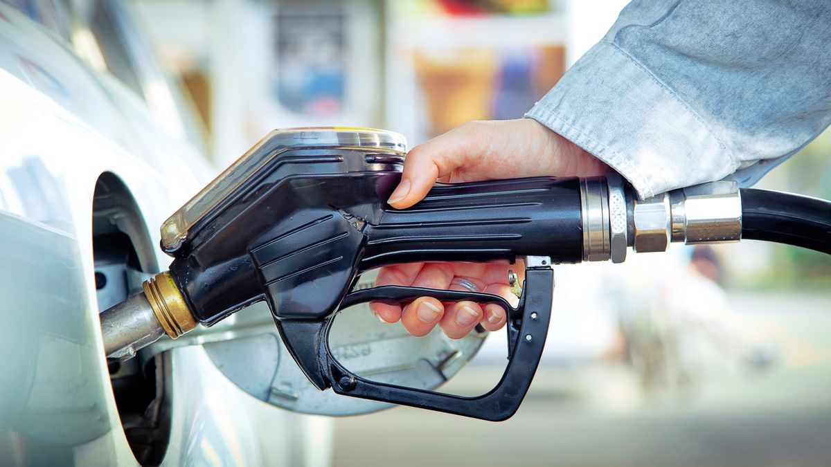 e10, tankstelle, tanken, sprit, spritpreis, kraftstoff, benzin, diesel, super, spritsparen, e5, auto, normal, biosprit, tank, ökosprit, hand, betanken, ethanol, energie, umwelt, co2, preis, klimawandel, umweltfreundlich, gas, petrol, station, rohstoffe, opec, steuer, ökosteuer, öl, treibstoff, füllen, kosten, zapfpistole, biokraftstoff, tanksäule, kfz, elektro, frau, lpg, autogas, zapfsäule, rabatt, autofahrer, fill