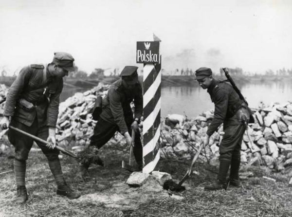 Wbijanie słupów granicznych nad Odrą przez żołnierzy 1 Armii WP, rok 1945.