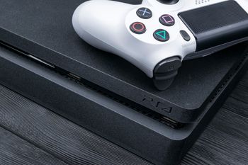 PlayStation 4 wróciło do sklepów. Cena? Lepiej usiądźcie