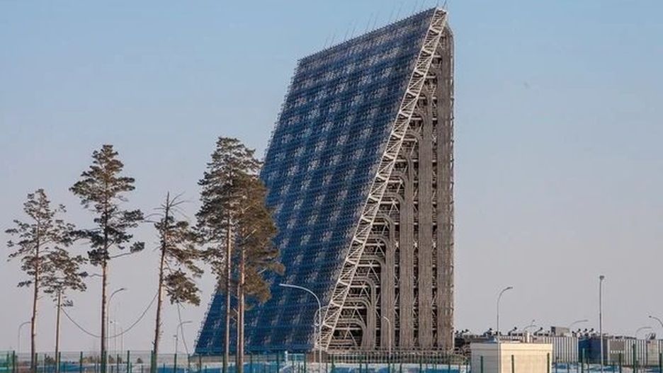 Antena radaru Woroneż-DM (na zdjęciu instalacja z rosyjskiego miasta Barnauł)