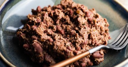 Gruzińska pasta ciekawsza od hummusu. Smakuje bajecznie, chociaż wygląda średnio