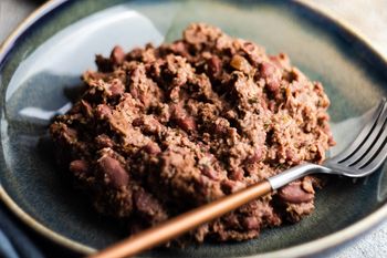 Gruzińska pasta ciekawsza od hummusu. Smakuje bajecznie, chociaż wygląda średnio