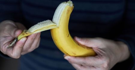 Ohydne białe nitki w bananie. Nie trują, a pełnią ważną rolę