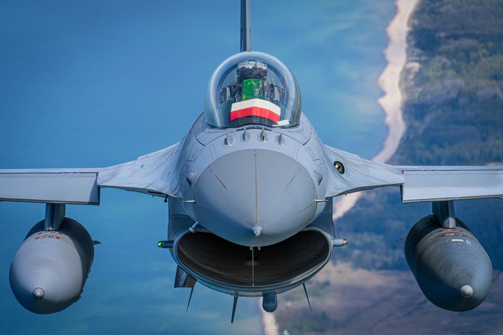 Polskie i sojusznicze samoloty wielozadaniowe F16 biorące udział w natowskiej misji Baltic Air Policing.