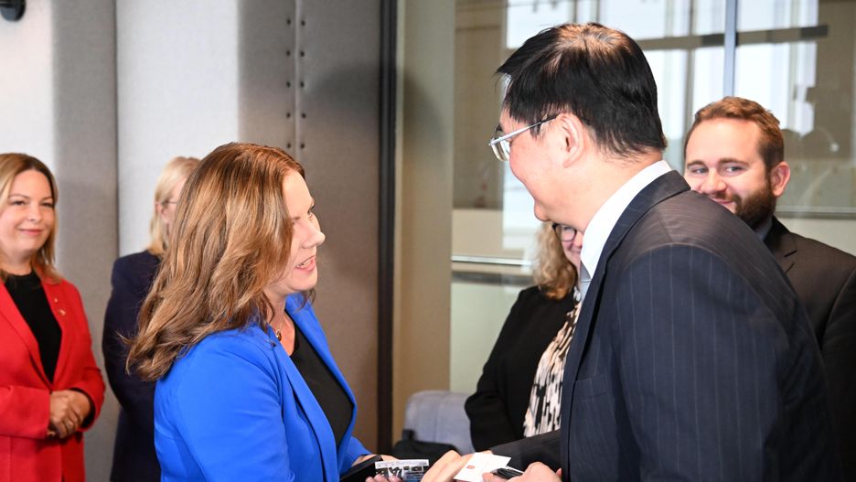 Aleksandra Kosiorek, Lo Ta-Sheng
Gdynia, 14.09.2025. Prezydent Gdyni Aleksandra Kosiorek (L) i wiceprezydent miasta Kaohsiung Lo Ta-Sheng (P) podczas podpisania umowy o wsp�pracy mi�dzy Gdyni� i tajwa�skim Kaohsiungiem, 14 bm. w Muzeum Emigracji w Gdyni. (aldg) PAP/Andrzej Jackowski
Andrzej Jackowski
Gdyni, Gdynia, Muzeum Emigracji, polityka, wsp�praca miast, z Kaohsiungiem
