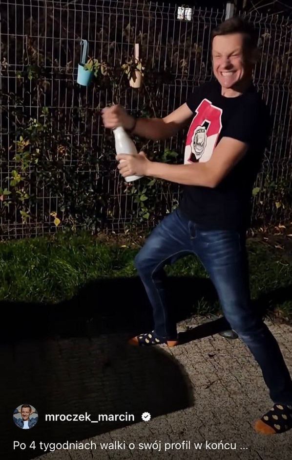 Marcin Mroczek z szampanem
