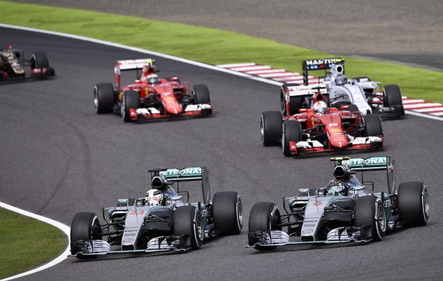 Lewis Hamilton wychodzi na prowadzenie na torze Suzuka