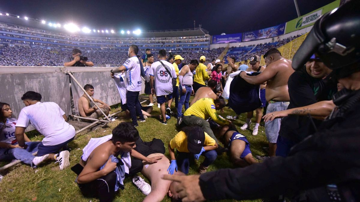 Zdjęcie okładkowe artykułu: PAP/EPA / MIGUEL LEMUS / Na zdjęciu: tragiczne momenty podczas sobotniego meczu Alianza FC - Club Deportivo FAS