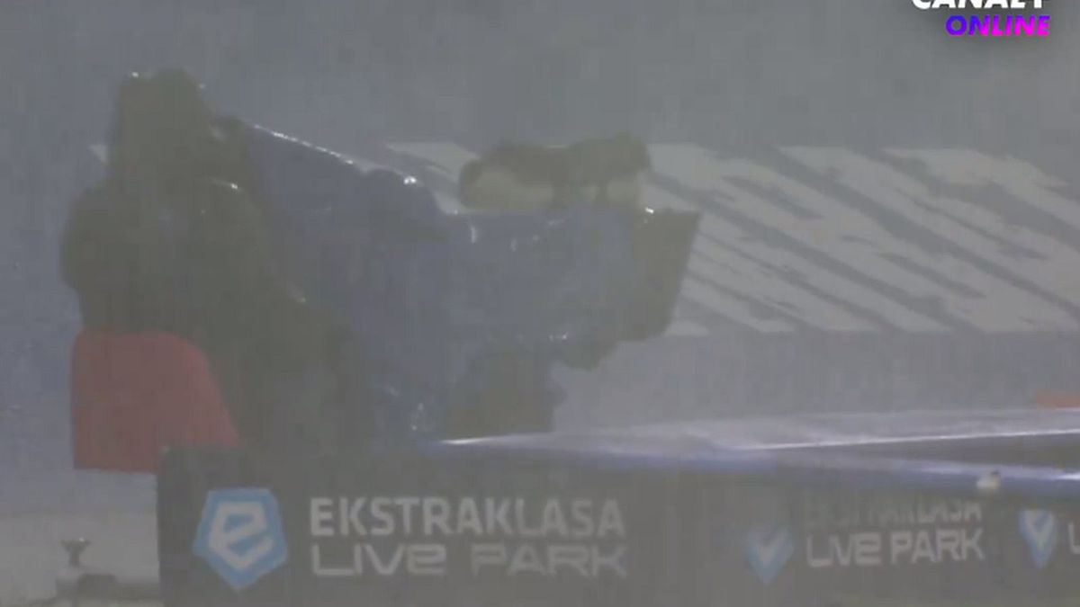 Zdjęcie okładkowe artykułu: Twitter / https://x.com/CANALPLUS_SPORT / Na zdjęciu: ulewa przed meczem Raków - Śląsk w PKO Ekstraklasie