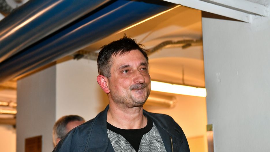 Wrocław, 14.10.2022. Były senator PO Tomasz Misiak po zakończeniu posiedzenia aresztowego, na które został doprowadzony w związku ze śledztwem ws. wielomilionowych wyłudzeń z PFRON i ZUS, 14 bm. w Sądzie Rejonowym we Wrocławiu. Funkcjonariusze CBA i CBŚP zatrzymali 12 bm. na polecenie Prokuratury Regionalnej w Szczecinie byłych członków spółek z branży outsourcingowej. (jm) PAP/Maciej Kulczyński *** UWAGA!!! JEST ZGODA NA PUBLIKACJĘ WIZERUNKU I DANYCH OSOBOWYCH DOPROWADZANEGO! ***