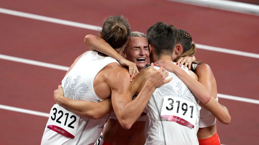 Getty Images / Martin Rickett/PA Images / Na zdjęciu: Polska sztafeta mieszana 4x400 po zdobyciu złota na IO w Tokio