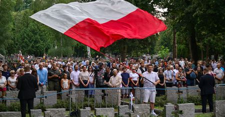 Warszawa uczciła powstańców przy pomniku Gloria Victis. Hołd w godzinę "W"