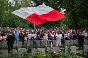 Warszawa uczciła powstańców przy pomniku Gloria Victis. Hołd w godzinę "W"
