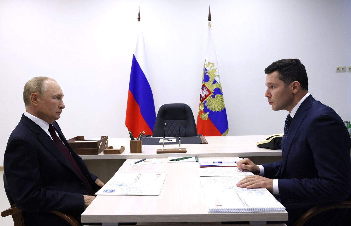 Władimir Putin i gubernator obwodu królewieckiego Anton Alichanow
