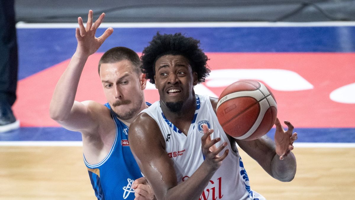 PAP / Tytus Żmijewski  / Zawodnik Anwilu Włocławek Dj Funderburk (P) i Grzegorz Kamiński (L) z Arriva Polskiego Cukru Toruń
