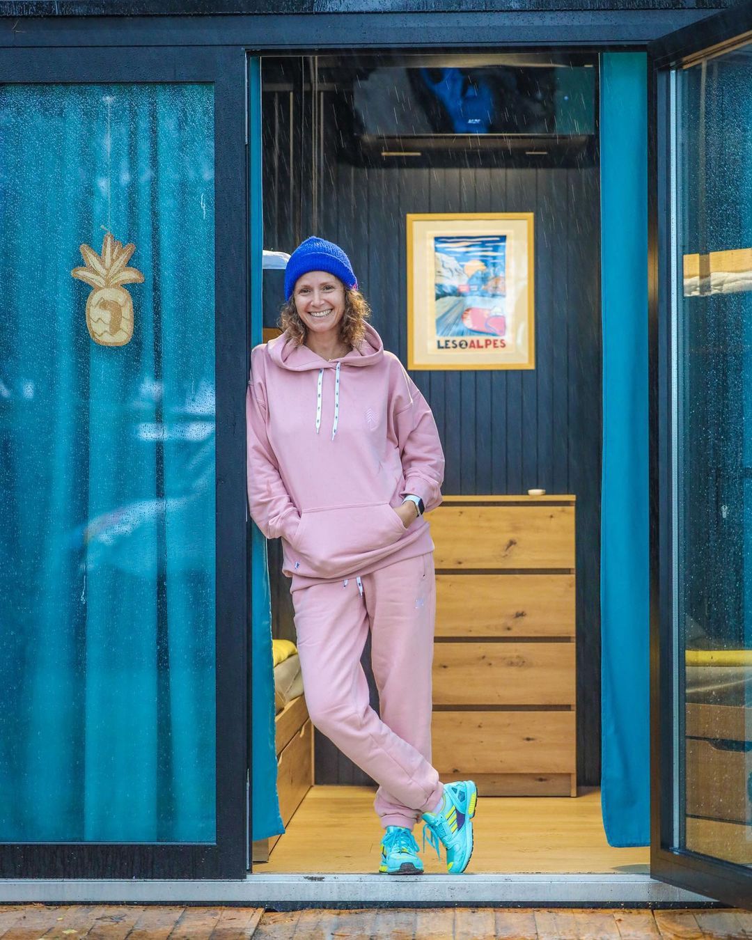 Monika Mrozowska w różowym dresie, fot. Instagram.com/monikakingamrozowska