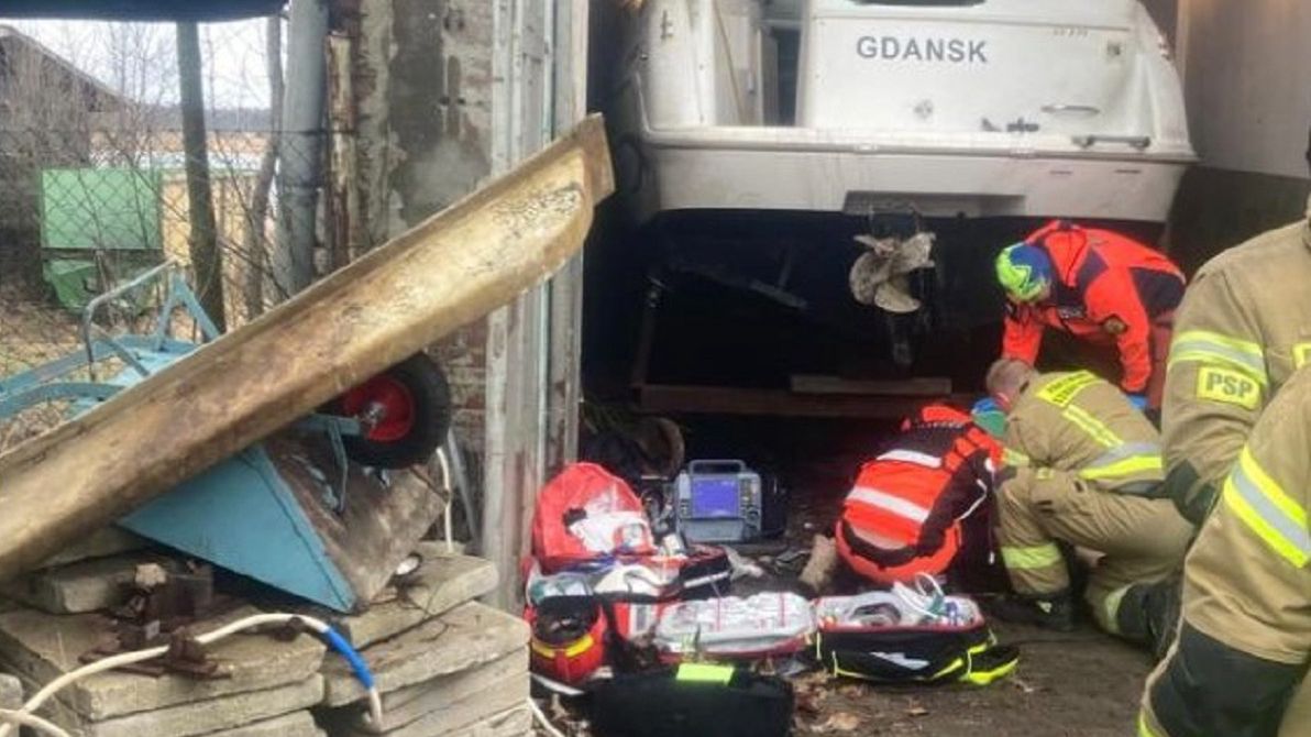 Łódź przygniotła mężczyznę. 60-latek nie żyje.