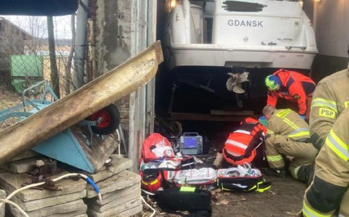 Tragedia w Gdańsku. Łódź przygniotła 60-latka