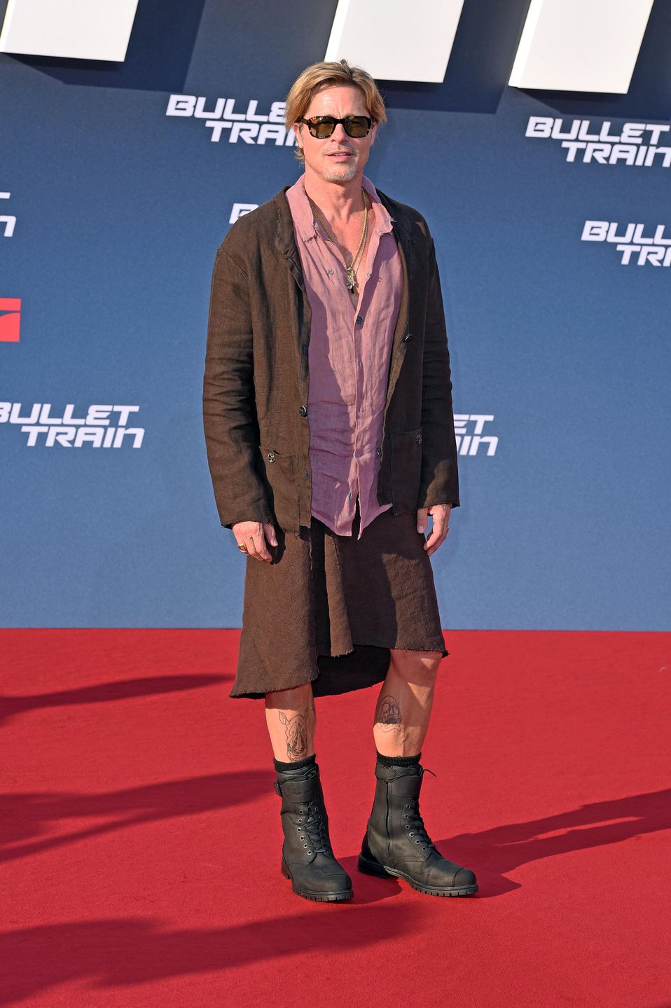 Brad Pitt eksponuje wytatuowane łydki w lnianej spódnicy