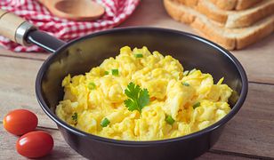Jajecznica bez masła i oleju. Delikatny smak i kremowa konsystencja