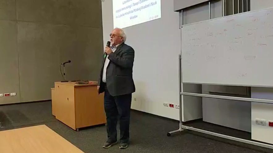 Dr hab. Egbert Piasecki, kierownik Laboratorium Wirusologii w Instytucie Immunologii i Terapii Doświadczalnej im. Ludwika Hirszfelda PAN we Wrocławiu na konferencji organizacji "Szczepimy bo myślimy"