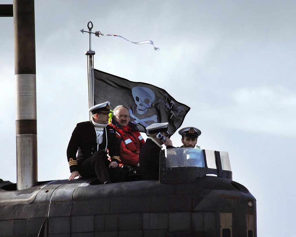 Flaga Jolly Roger wywieszona na kiosku HMS Triumph po powrocie z