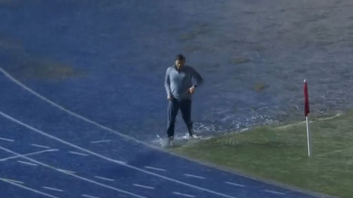 Twitter / OneSoccer / Zalana murawa i bieżnia stadionu w Kingston