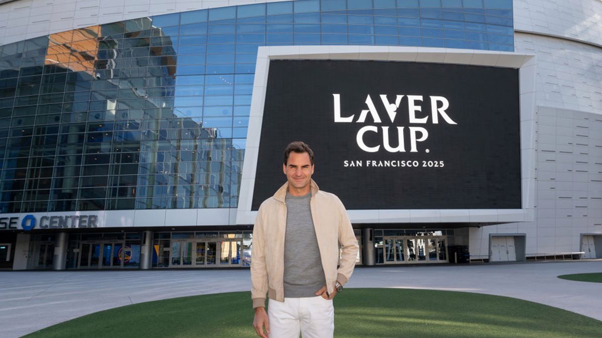 Roger Federer na tle Chase Center