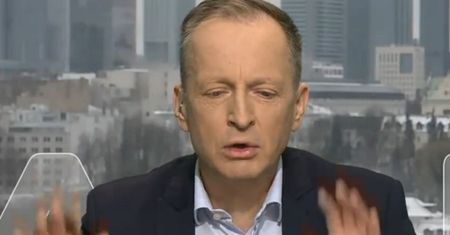 Mikrofony zarejestrowały, jak uderzał w stół. Ostra reakcja w studiu