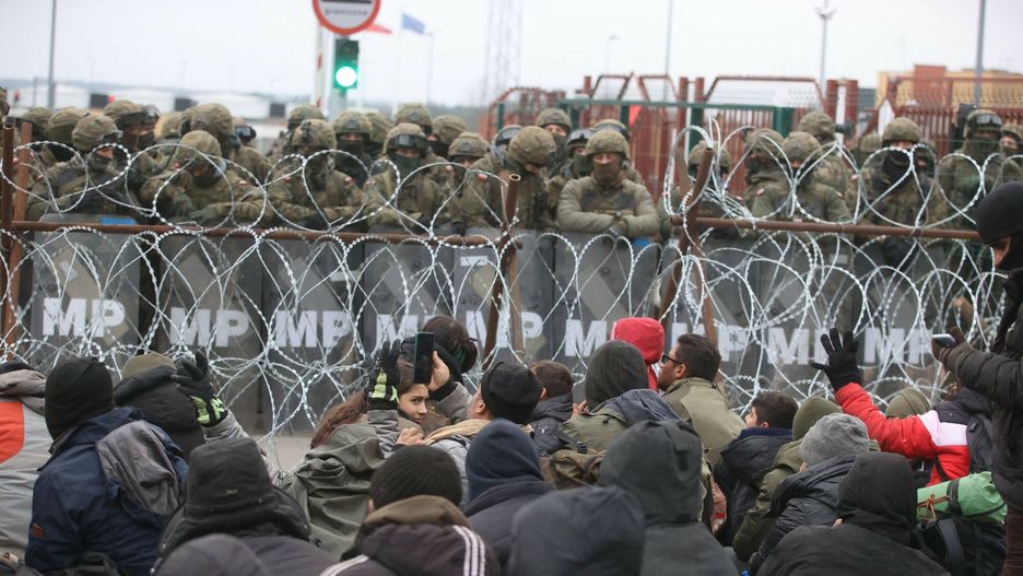 Migranci gromadz? si? przy przej?ciu granicznym w Ku?nicyMigrants gather on the Belarusian-Polish border near the Polish Kuznica border crossing on November 15, 2021. - Thousands of migrants -- most of them from the Middle East -- have crossed or attempted to cross the EU and NATO border since the summer. Western countries have accused the Belarusian regime, which is backed by Russia, of engineering the crisis in retaliation against EU sanctions, charges that Minsk has denied. (Photo by Leonid SHCHEGLOV / BELTA / AFP) / Belarus OUTLEONID SHCHEGLOV