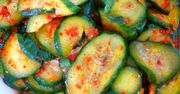 To, co znany kucharz robi z ogórkami, może dziwić. Powstaje pyszna sałatka