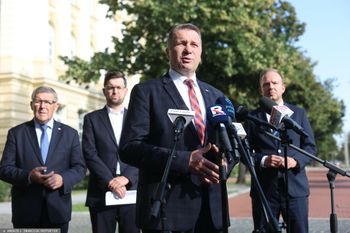 PiS rozszerza sztab i chce zawalczyć o młodych. W kontrze do Morawieckiego i Rozwoju Plus