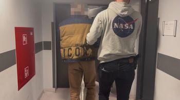 "Zapach marihuany zwrócił uwagę policjantów. W mieszkaniu znaleźli narkotyki, broń i stos gotówki".