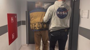 "Zapach marihuany zwrócił uwagę policjantów. W mieszkaniu znaleźli narkotyki, broń i stos gotówki".