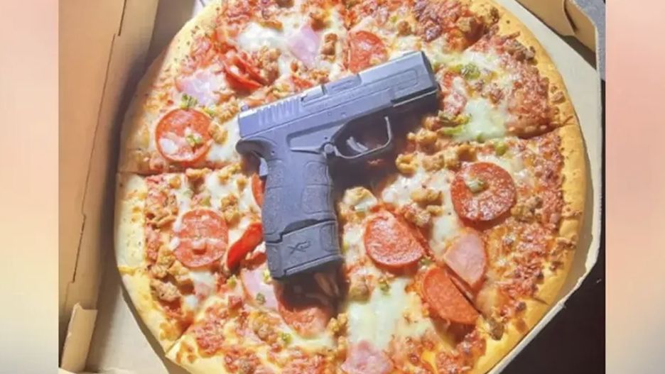 Policjanci przecierali oczy ze zdumienia. Pistolet schowany był w pudełku z pizzą
