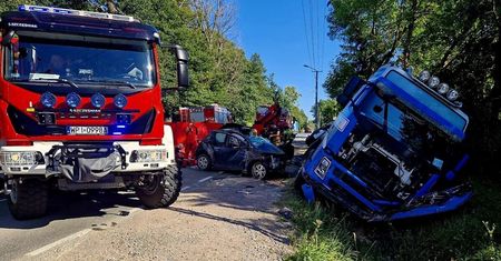 Toyota zmiażdżona w zderzeniu z ciężarówką. Ważny apel policji