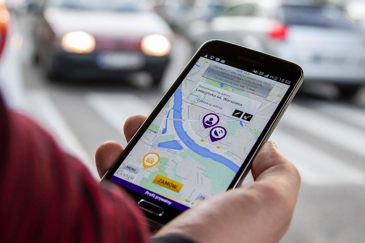 Aplikacje do zamawiania taksówek są coraz popularniejsze. Chętnie korzystają z nich klienci, a taksówkarze coraz częściej wybierają je zamiast pracy w korporacji.