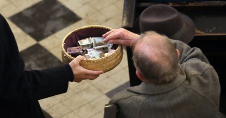 Ksiądz przeliczył tacę. Oto co znalazł pomiędzy banknotami. Nie krył zdziwienia